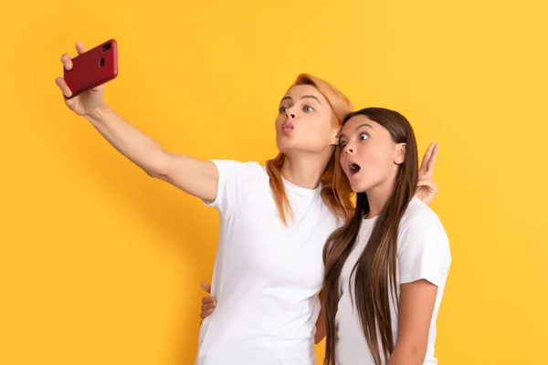 Mutter und Tochter machen Selfie auf Smartphone, vernetzen sich — Stockfoto