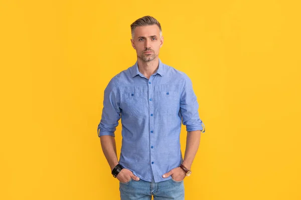 Reifer Mann mit grauem Bart. Haar- und Bartpflege. männliche Mode Modell auf gelbem Hintergrund — Stockfoto