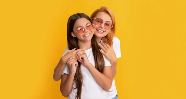 Gelukkig familie portret van jong moeder en kind meisje in bril, zomer mode — Stockfoto