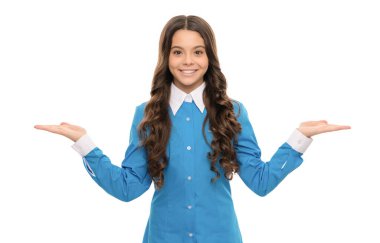 Kopyalama alanında ürün sunumu. Kıvırcık saçlı neşeli çocuk. güzellik ve moda.