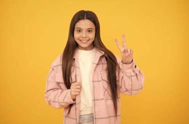 Barış. Kareli flanel ceket. Güzellik ve moda. Son moda. sokak sonbahar modası