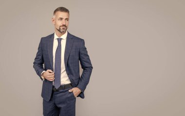 Takım elbiseli başarılı bir adam. kopyalama alanı. Erkek resmi moda. Profesyonel traşsız ceo.
