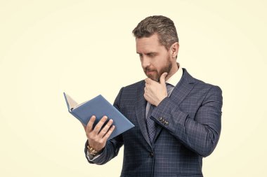 Bir düşüneyim. İşini planlayan yakışıklı bir adam. Patron iş raporunu incele