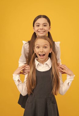 Başarı için hazır. Mutlu çocuklar birlikte öğrenir. Mutlu bir çocukluk. Çocukluk arkadaşları.