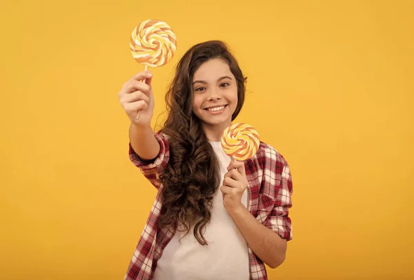 Het zoete kinderleven. Tiener tandheelkundige zorg. zoetekauw. Lekker. Gelukkig meisje met lolly. lolly kind — Stockfoto