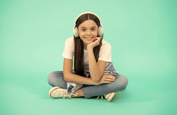 Menina criança feliz ouvir música em fones de ouvido sem fio, fone de ouvido — Fotografia de Stock