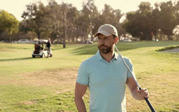 Πορτρέτο του παίκτη του γκολφ στο καπέλο με μπαστούνι του γκολφ κοιτάζοντας μακριά. τρόπο ζωής των ανθρώπων. άνθρωπος που παίζει παιχνίδι — Φωτογραφία Αρχείου