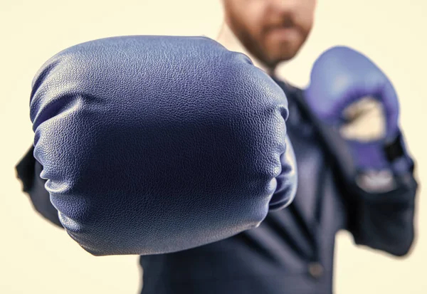 Close-up punch van bijgesneden zakenman in bokshandschoenen klaar voor zakelijke strijd, knock-out. — Stockfoto