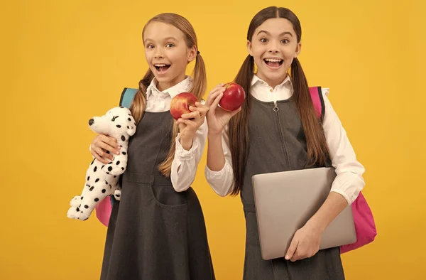 Nowy początek. Szczęśliwe dzieci w szkole trzymają jabłka. Szkolna przekąska. Nie martw się, jedz jabłka.. — Zdjęcie stockowe