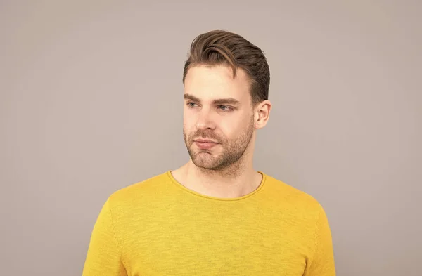 Красивый молодой человек портрет с небритым лицом в желтом свитере серый фон, красивый — стоковое фото