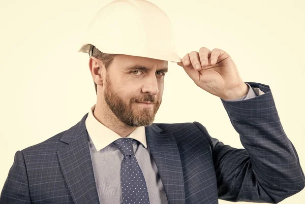 안전 문제. 성공 한 남자의 인사의 몸짓. 보호용 헬멧을 쓴 기업인. — 스톡 사진