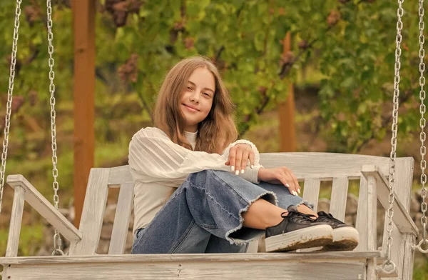 Χαμογελαστός έφηβος κορίτσι έχουν ελεύθερο χρόνο έξω στο swing, ευτυχία — Φωτογραφία Αρχείου