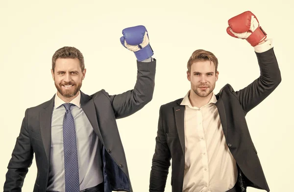 Dois homens de negócios bem sucedidos em luvas de boxe levantaram as mãos isoladas no branco, sucesso do trabalho em equipe — Fotografia de Stock