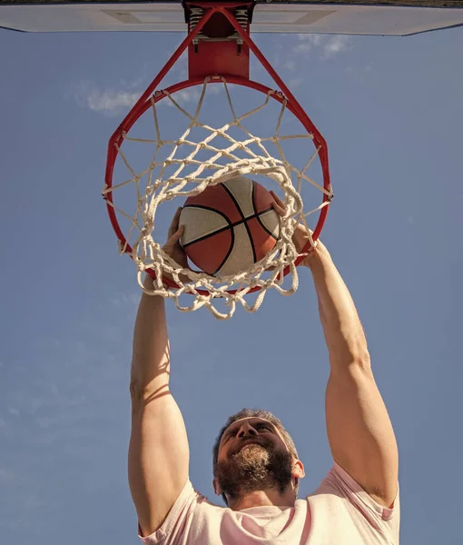 Deporte y hobby. clavado en la cesta. slam dunk en movimiento. actividad de verano. — Foto de Stock