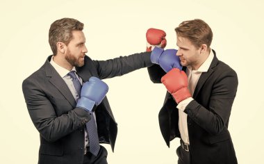 Boks eldivenli iki iş adamı liderlik için yumruk atıyor. Beyazlar arasında izole edilmiş, iş kavgası.