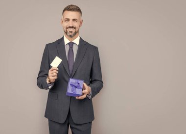 Mutlu CEO paylaşım sertifikaları. Yakışıklı adam romantik bir randevu için hazırlan. iş ödülü.