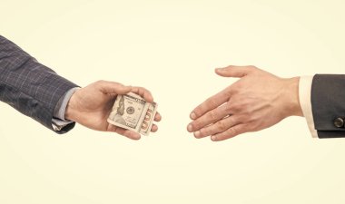 Dolarları tutan eller. Vermek ve para almak. Maaş günü. Para elden ele aktarılıyor