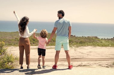 Anne, baba ve çocuğun ailesi gelecekte el ele tutuşup mutlu bir aile olacak.