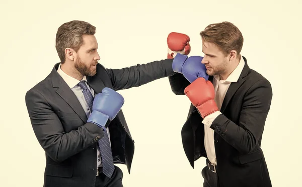 Dos hombres de negocios en guantes de boxeo perforación para el liderazgo aislado en blanco, lucha de negocios —  Fotos de Stock