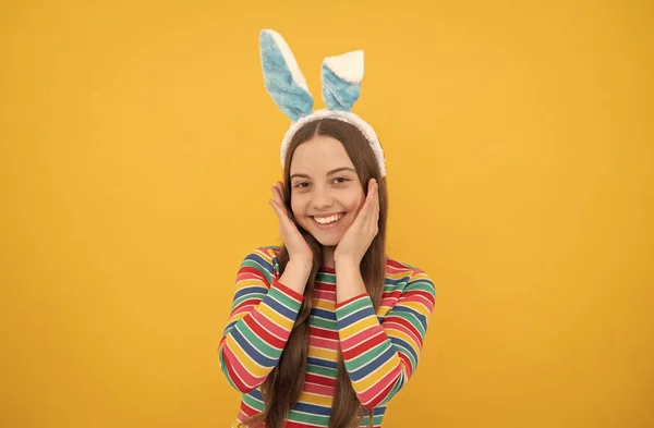 Ela é tão gira. felicidade infantil. criança vestida de coelho. Está na hora da diversão. criança usando orelhas engraçadas — Fotografia de Stock