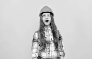 Buraya bak. Çocukluk gelişimi. Doğum günün kutlu olsun. Gelecekteki kariyerim. Kasklı genç kız..