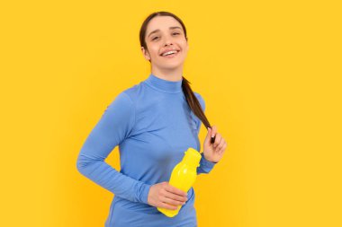 Susadım. Plastik şişeli genç kız. Sağlıklı bir yaşam tarzı. Vücuttaki su dengesi.