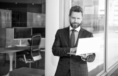 İş adamı blog yazmak için dizüstü bilgisayar kullanıyor. Sosyal ağ ve web günlüğü. ticari bilgisayar iletişimi.