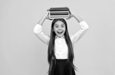 Okula dönüyorum. Eğitim. Kitapçı. Çocuk edebiyatı. ezilmiş entelektüel çocuk