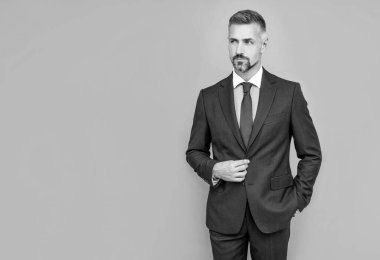 Kendine güvenen iş adamı takım elbiseli, fotokopi alanı, ceo