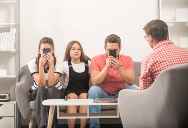 Telefon bağımlısı bir çocuk, anne ve babası psikolog sorunları çözüyor, iletişim kuruyor.