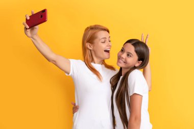 Modern hayat. mobil teknoloji. Görüntülü arama yapıyorum. anne ve kız vlogging.