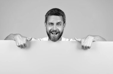 Sarı kağıdın arkasına sakallı mutlu bir adam. Kopyayı işaret ediyor. Duyuru.