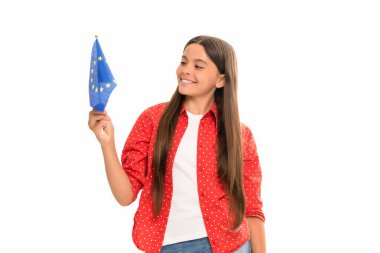 Mutlu çocuk, Avrupa Birliği bayrağını beyazlara izole edip seyahat ediyor.