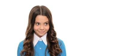 Gülümseyen çocuk uzun kıvırcık saçlı, beyaz saçlı.