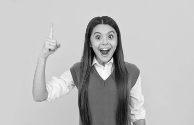 Aman Tanrım. Harika bir fikir. Çocuğun uzun saçları var. Gençlik ve gençlik. Sıradan moda. ilham.