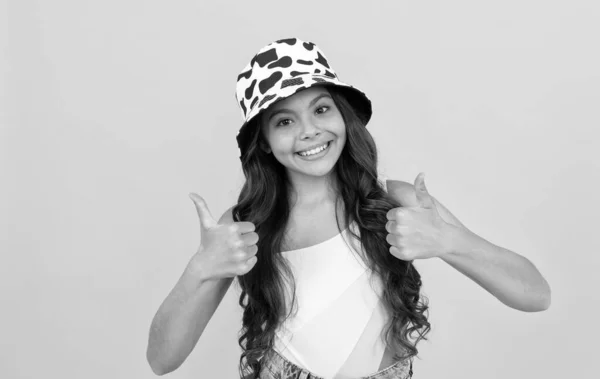 Polegar para cima. adolescente mostrar emoções positivas. criança usar chapéu de balde. menina adolescente feliz — Fotografia de Stock
