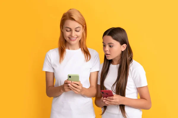 Tecnología de comunicación moderna. madre e hija escribiendo y enviando mensajes de texto. —  Fotos de Stock