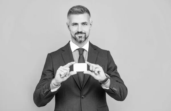 Senior manager in suit hold business card for presenting contact information, contacts, copy space — Stock Photo, Image