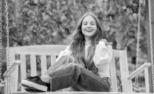 Feliz adolescente menina ter tempo livre fora no balanço, playground — Fotografia de Stock