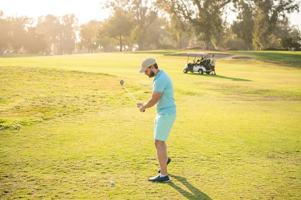 Profesjonalny sport na świeżym powietrzu. męski golfista na profesjonalnym polu golfowym. — Zdjęcie stockowe