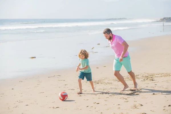 Família engraçada de papai homem e criança menino jogando bola na praia, parentalidade — Fotografia de Stock