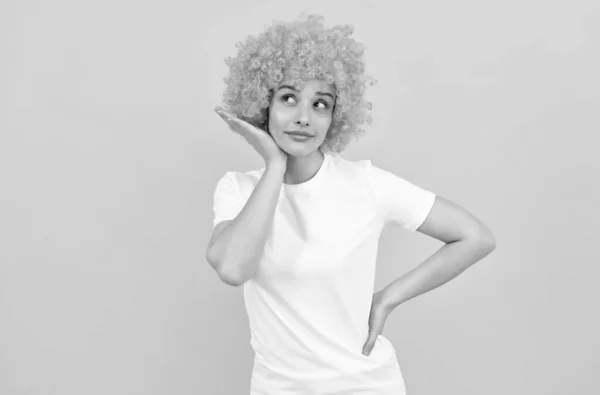 Je ziet er zo schattig uit. vrouw heeft oranje haar. een clown zijn. April dwazen dag. Tijd voor plezier. — Stockfoto