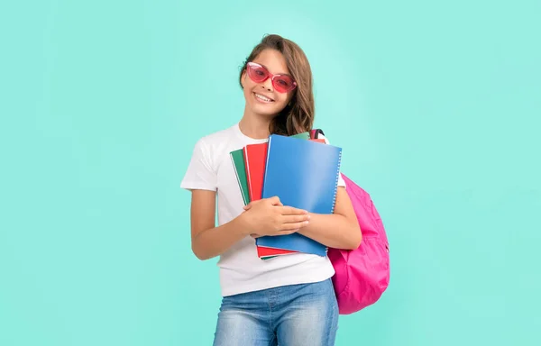 Okul çantalı bir öğrenci. Lisede. Mutlu genç kız sırt çantası ve defter taşıyor. — Stok fotoğraf