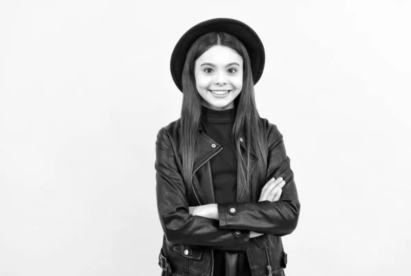 Gelukkig tiener meisje in hoed en lederen jas, mode — Stockfoto