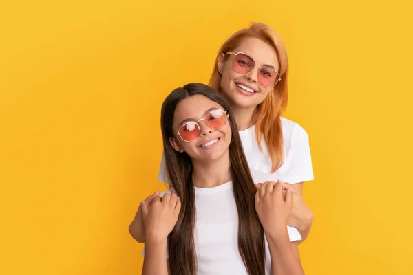 Retrato de família feliz de jovem mãe e filha em óculos, positivo — Fotografia de Stock