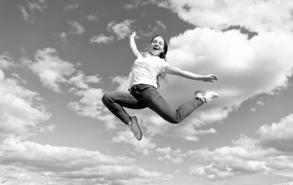 Молодой и свободный. Будущее спорта. активный отдых. здоровый ребенок прыгает на открытом воздухе. ребенок полон энергии — стоковое фото