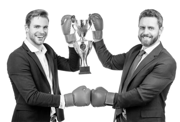 Dos hombres de negocios felices en guantes de boxeo sostienen copa campeón después de la batalla por el liderazgo, campeonato. — Foto de Stock