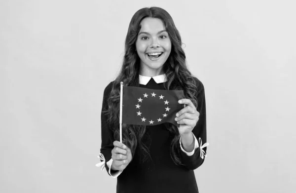 Έκθαμβος παιδί κατέχουν σημαία της Ευρωπαϊκής Ένωσης κίτρινο φόντο, Ευρωπαϊκή Ένωση — Φωτογραφία Αρχείου