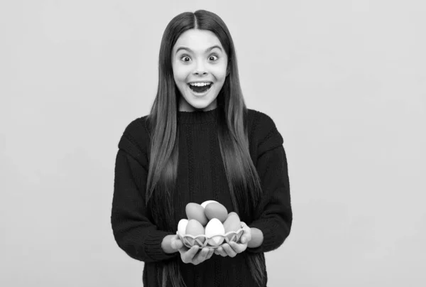 Verrast tiener kind met geschilderde kwartel eieren voor Pasen, ei jacht — Stockfoto