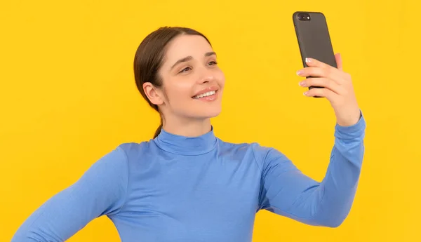 Glückliche Dame macht Selfie-Foto auf Smartphone, Kommunikation — Stockfoto
